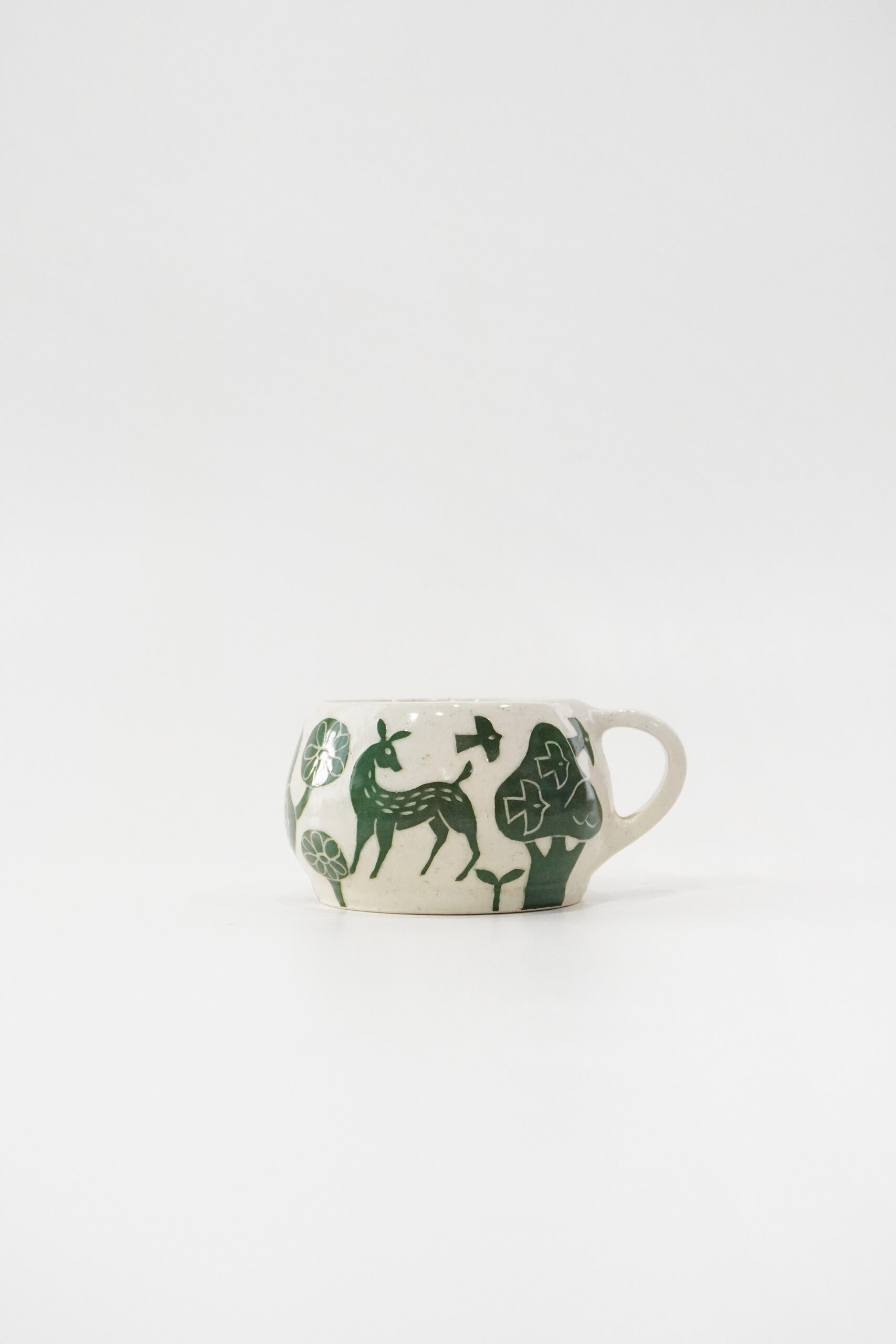 Nii_Mariskha_Sgrafitto_DEER MUG GREEN ROUNDED_1